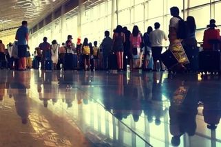 Bez mikiny bos aneb otřesný zážitek z letiště v Manchesteru. Největší šikanu si užily děti