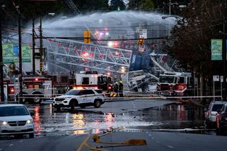 Masivní požár ve Vancouveru poslal k zemi stavební jeřáb. Svědci drama zachytili na video - Novinky