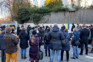 Stovka lidí přišla vyjádřit podporu před ukrajinské velvyslanectví v Praze - Novinky