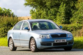 Češi ho mají v garážích a netuší, že je to poklad: Toto auto ujede skoro 900 000 km a stále bez problémů běží