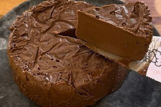 Tento nepečený čokoládový dort je geniální dezert do diety – je jen ze 2 surovin, žádná mouka ani máslo a nepřiberete po něm