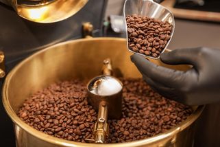 Bez kofeinu, nebo klasická káva? Odborníci mají jasno, která je zdravější