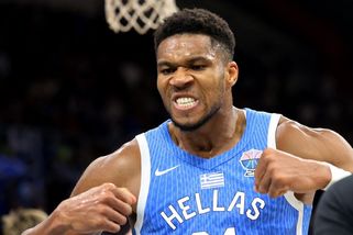 Je třeba měřit všem stejně. Řeckému trenérovi vadí málo odpískaných faulů na Adetokunba - Sport.cz