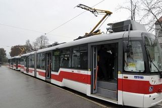 Brzdil jsem a modlil se. Řidič tramvaje v Brně zastavil pár milimetrů od malého chlapce - Novinky