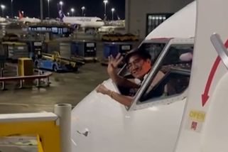 Tohle ještě neviděli. Kapitán letadla zamával cestujícím z otevřeného okénka - Novinky