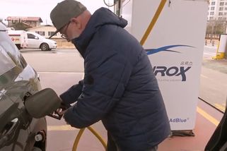 Fotr na tripu našel ráj levného tankování. Litr benzinu tu stojí pouhých 27 korun | Fotr na tripu