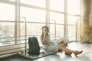 Co si neoblékat do letadla a proč? Stylistka radí, jak na palubě vypadat elegantně, a přitom se cítit pohodlně - Novinky