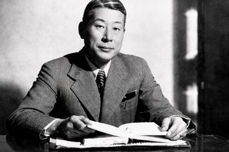 Prosili ho, padali na kolena a líbali mu boty. Sugihara neuposlechl rozkazy a zachránil tisíce lidí - Médium.cz