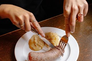 Adéla ještě nevečeřela, ale vy byste měli! Odhalte tajemství taliánů: Proč je italský řezník Uggé začal vařit v Praze?