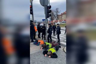 Kopání do těla, bití. Kamera zachytila drsný útok na aktivisty v Praze - Novinky