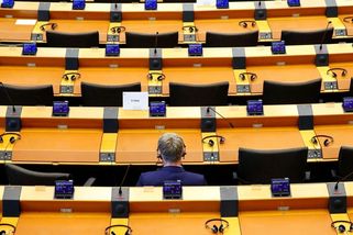 Proti výzvě europoslanců k odmítnutí ruského plynu hlasovali i tři Češi - Novinky