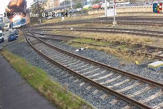 Plameny z vlaku vyšlehly hned po srážce, ukazuje video. Policie stíhá řidiče polského kamionu - Novinky