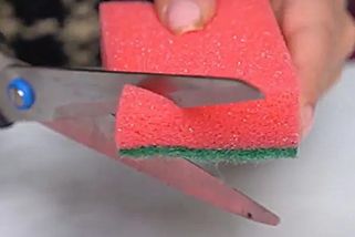 Hned jak koupím nové houbičky, ustřihnu jim roh. Nechápu, proč se tak rovnou nevyrábí, vždyť takový jednoduchý krok kompletně mění celý úklid