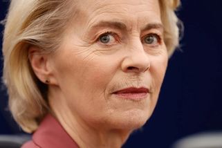 „Trestáte průmysl!“ Vzpoura proti povolenkám sílí. Von der Leyenová má nůž na krku