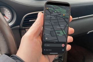 Mobil v držáku, navigace na displeji a přesto pokuta. Pravidla v EU matou tisíce českých řidičů