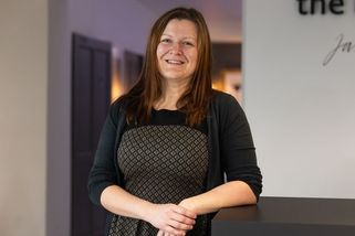 Čtenářka Renata po proměně prokoukla! Změnila nejen střih vlasů, ale i styl – šaty vyměnila za kalhoty