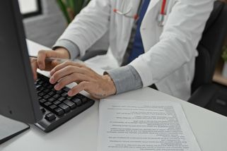 Zdravotní karta je plná vašich citlivých údajů. Vám ale do rukou nepatří