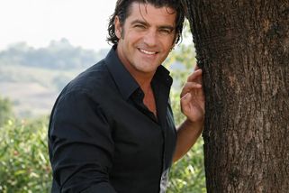 Třikrát propadl u maturity a po lidech házel šampaňské. Tomba byl za maskou playboye stydlivý kluk - Médium.cz