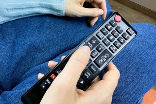 Rok 2026 může definitivně pohřbít dálkové ovladače. Klasická tlačítka nahradí jiný způsob ovládání