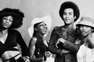 Žena točí globusem. Bezinky aspirují předělávkou Boney M na největší bizár normalizačního popu - Médium.cz