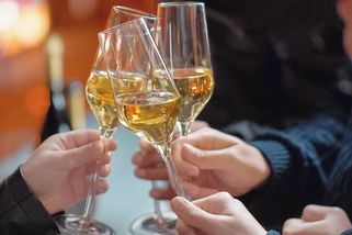 Spotřeba alkoholu v Česku klesá. Daří se šumivým vínům, co nestoupají do hlavy - Novinky