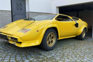 V 90. letech vznikala v Československu replika Lamborghini Countach s motorem z Tatry. Teď je na prodej, ale musíte si ji dodělat - Garáž.cz