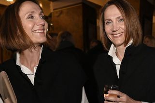 Z postřižin Ester Janečkové padnete: Hvězda Pošty pro tebe dost omládla a vypadá božsky. Ta že je babičkou? - Super.cz