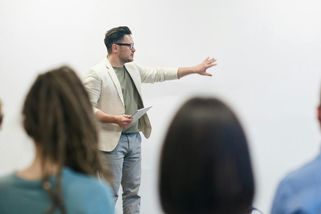 Učitelé mají od Nového roku přidáno: Je to ale výsměch, za stejný plat nastupují prodavačky - Médium.cz