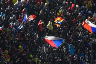 Neskutečné, smekala Davidová. Věrné biatlonové fanoušky nezastavil ani liják - Sport.cz