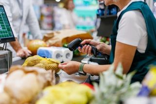 Pokladní markovala tak rychle, že jsem nestíhala uklízet nákup. Její reakce mě úplně zaskočila