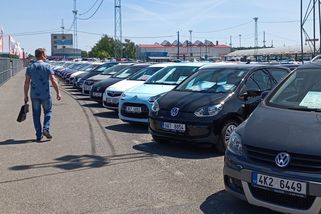 Nebezpečí na silnicích. Češi jezdí ve stále starších ojetinách - Novinky