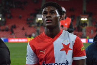 Sudí v hledáčku: Vysoká noha hraniční, nesmyslný zákrok brankáře a směšná simulace - Médium.cz