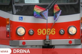 Magistrát vyvěsil duhovou vlajku, přidala se ministerstva a dopravní podnik. Duhově rozsvítí i Petřínskou rozhlednu