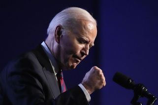 Biden přechytračil Kongres a obnovil dodávky zbraní pro Ukrajinu - Novinky