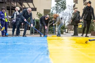 Obrazem: Aktivisté namalovali ukrajinskou vlajku Rusům přímo pod okny - Seznam Zprávy