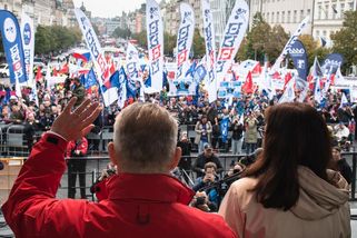 Milion lidí stojí proti vládě - Novinky