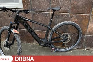 Muž zaparkoval v Brně před obchoďákem kolo za sto tisíc. Někdo ho vzal, diví se