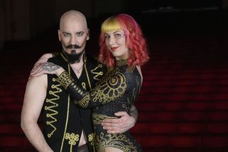 Zamotané vztahy v rodině dál gradují: I tohle je bratr Agáty Hanychové. Živí se jako vrhač nožů a kabaretní umělec - Super.cz