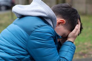 Čtrnáctiletý chlapec kopal ve Varech další dítě do obličeje, ostatní mu fandili - Novinky