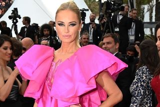 Adriana Sklenaříková odhalila své legendární nohy v rozparku až do pasu: Z fotky na terase lidem spadla brada - Super.cz