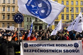 „Musíme mít vedlejšáky.“ Protestující policisté a hasiči cepovali Rakušana - Seznam Zprávy