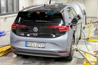 Konečně ověřeno: Jaká je reálná výdrž baterií elektromobilů? Kritici zklamaní, testy ADAC ukázaly překvapivé číslo