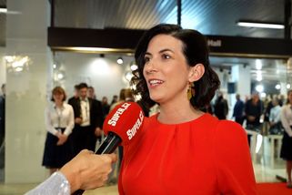 Po deseti letech se Markéta Pekarová Adamová vrací k dlouhým vlasům! Takhle jí to slušelo na zahájení Varů - Super.cz