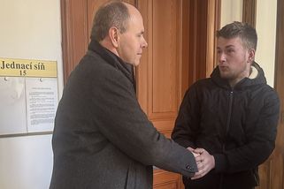 Výhrůžky smrtí a útok na starostu Rabí kvůli kapesnému. Soud zrušil mladíkovi z Litvy trest - Novinky