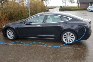 Největší lži milovníků elektromobility: „Doma dobíjím zdarma“ a „Na dálnici si dám kafe a je dobito“ - Médium.cz