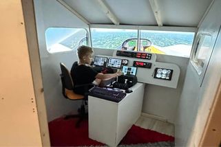 Tatínek z Prahy postavil synovi leteckou kabinu. Ze svého pokojíčku létá po celém světě