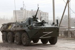 Šokující video. Rusové v obrněnci sešrotovali auto, civilista zázrakem přežil