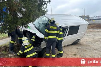 Opilý Ukrajinec se netrefil z kruhového objezdu na silnici, přejel přes chodník a narazil do stromu