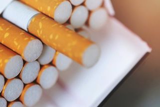 Kuřáci si letos za cigarety opět připlatí. Kolik korun teď stojí krabička cigaret?