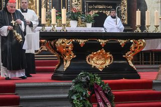 OBRAZEM: Praha se loučila s Charliem Kirkem. Slavnostní mši provázela i menší potyčka - Echo24.cz